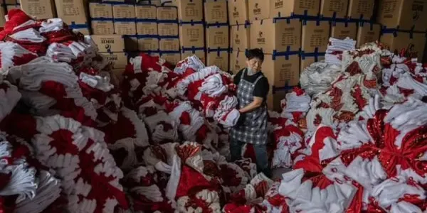 Una almacén con decoración navideña fabricada en Yiwu