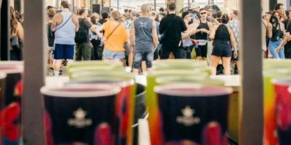 Lavado de vasos en un festival