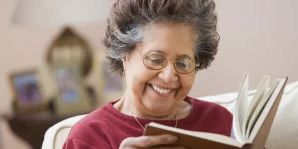 Mujer adulta leyendo
