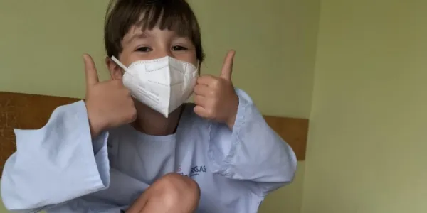 Leire, niña con síndrome Pfapa durante una criris de la enfermedad 