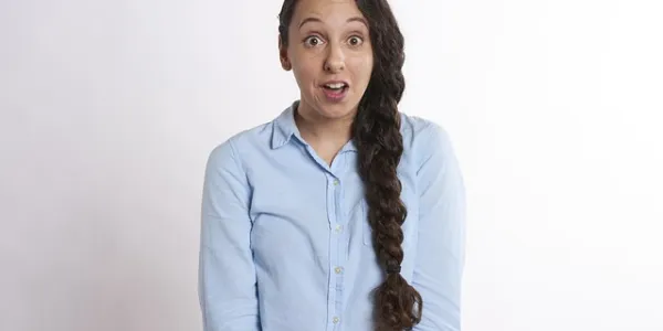 Chica con cara de sorpresa