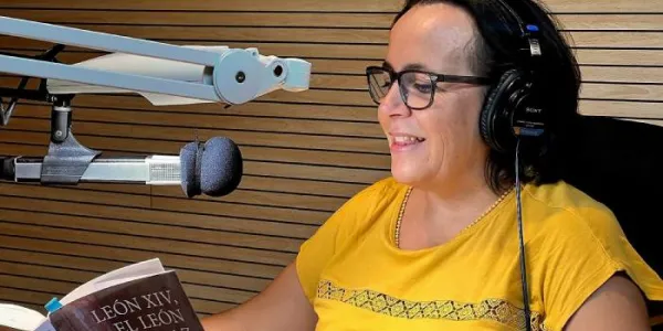La periodista Almudena Hernández durante la grabación de la versión sonora de 'León XIV, el León de la paz' 