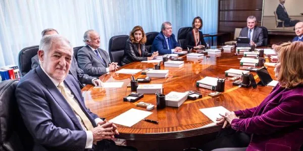 Cándido Conde-Pumpido, el primero a la izquierda, preside un pleno del Tribunal Constitucional, en Madrid, en febrero de 2025. 