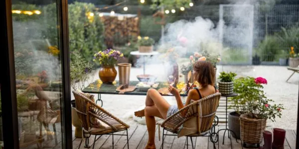 Mujer cenando en una terraza 
