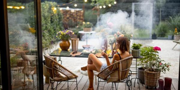 Mujer cenando en una terraza 