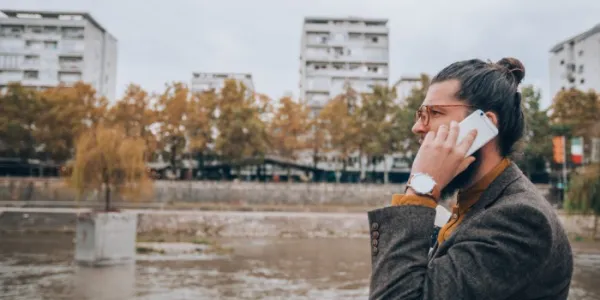 Una persona habla por un teléfono móvil