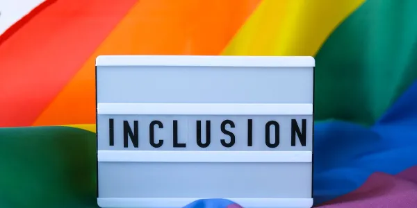 Bandera LGTBI con la palabra 'inclusión' | Foto de 123RF/annastasiia7