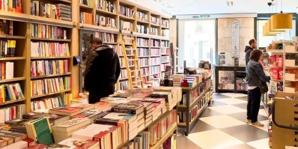 Una persona curiosea entre las novedades de una librería.