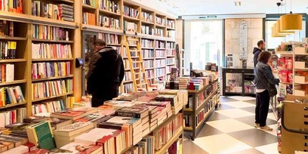 Una persona curiosea entre las novedades de una librería.