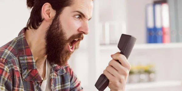 Señor gritándole a un teléfono