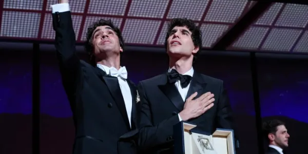 Javier Ambrossi y Javier Calvo con el premio a mejor dirección en Cannes. 