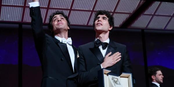 Javier Ambrossi y Javier Calvo con el premio a mejor dirección en Cannes. 