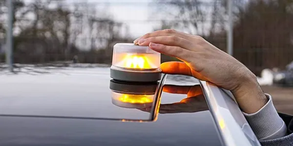 La obligatoriedad de las luces de emergencia en los vehículos