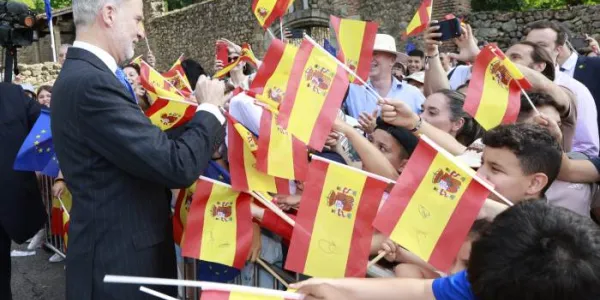 El Rey en Yuste, Extremadura, rodeado de ciudadanos con banderas de España 
