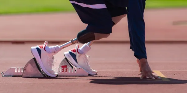 Salida de un atleta con prótesis en una pista de atletismo 
