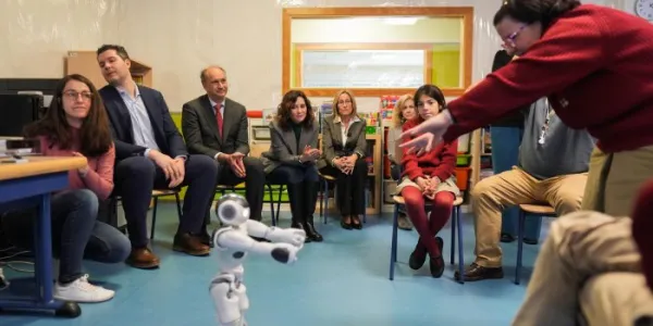 Una monitora muestra como son los robots utilizados en el programa 