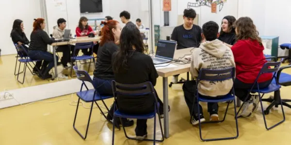 Jóvenes realizando actividades en un espacio municipal 