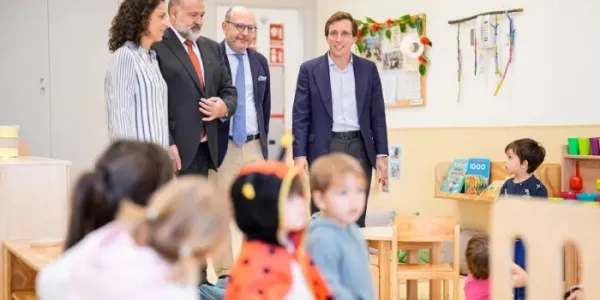 El delegado de Políticas Sociales del Ayuntamiento de Madrid, José Fernández, y el alcalde de Madrid, José Luis Martínez-Almeida.