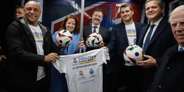 Futbolistas y miembros del Gobierno regional en el Metro de Madrid
