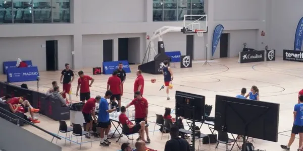 La selección española masculina de baloncesto en el Centro Deportivo Municipal Triángulo de Oro, en Tetuán