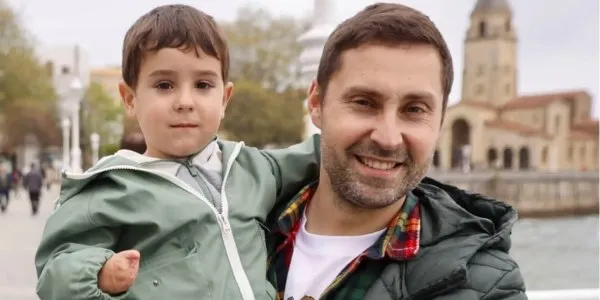 Mael y su padre, Pablo, en una fotografía cedida.