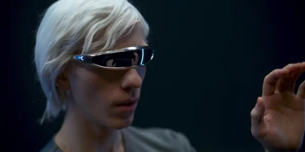 Hombre con gafas digitales que viaja al metaverso 