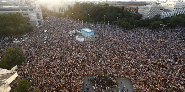 Decenas de miles de personas participan en una concentración en apoyo a los residentes de Ceuta, en la plaza de Cibeles en Madrid