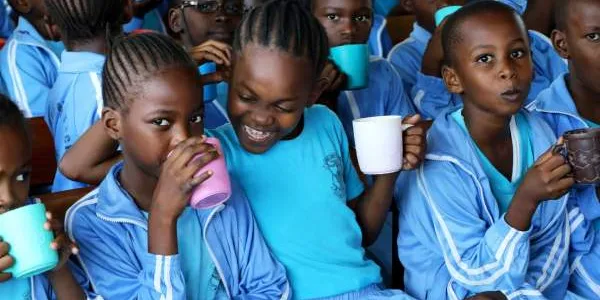 Grupo de niños keniatas dentro del proyecto de Manos Unidas.