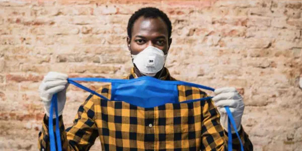 Vendedores ambulantes de Barcelona fabrican batas y mascarillas para los hospitales catalanes