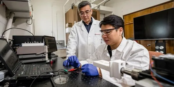 El profesor Xudong Wang y el investigador postdoctoral Pengfei Chen trabajan en el nuevo marcapasos