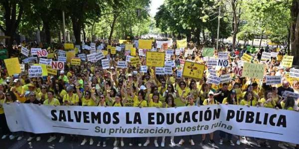 Vista de la manifestación en defensa de la educación pública que recorre este domingo Madrid de Atocha a Puerta de Sol.