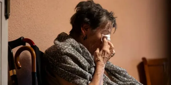 El desahucio de Maricarmen desde el interior de su casa