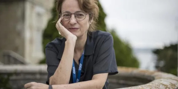 La escritora Marta Sanz en posición pensativa /El Mundo
