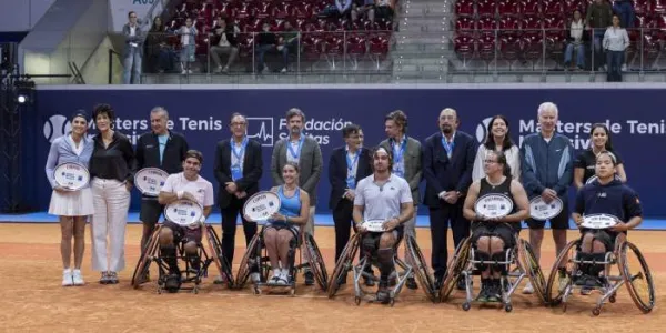 Los deportistas posan con sus trofeos al finalizar la competición celebrada en la Caja Mágica de Madrid