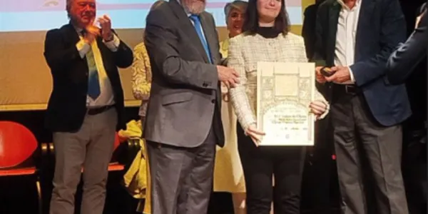 Foto de la artista Elena Muñoz en la premiación