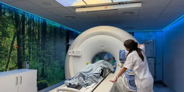 Paciente realizándose un TAC