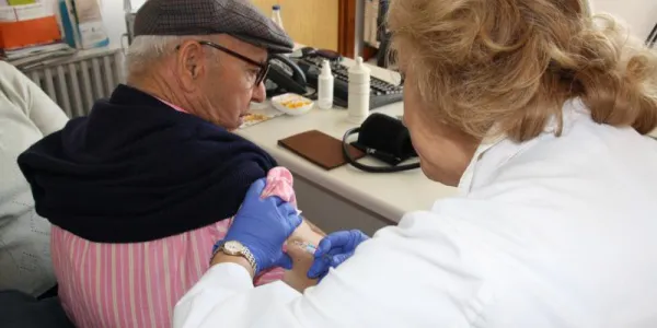 Médicos de familia atendiendo a un paciente