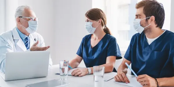 Médicos jubilados podrían reincorporarse la sistema de salud para dar apoyo