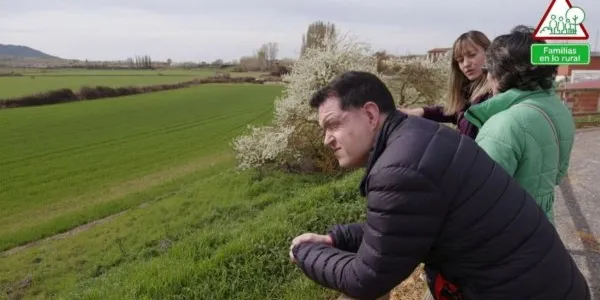 Víctor Varona observa el paisaje junto a su madre, Fina Aroz, y otra mujer, en el entorno rural de Venta de Baños (Palencia) 