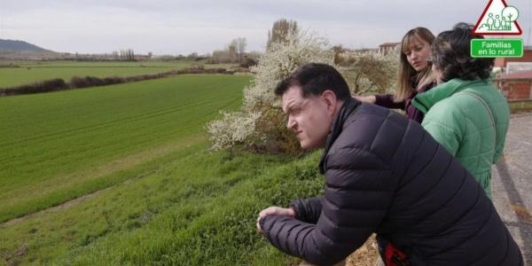 Víctor Varona observa el paisaje junto a su madre, Fina Aroz, y otra mujer, en el entorno rural de Venta de Baños (Palencia) 