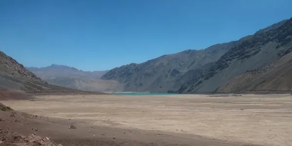 El embalse Yeso, en la zona central de Chile, durante un pico de 'megasequía' en el verano de 2020