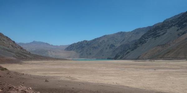 El embalse Yeso, en la zona central de Chile, durante un pico de 'megasequía' en el verano de 2020