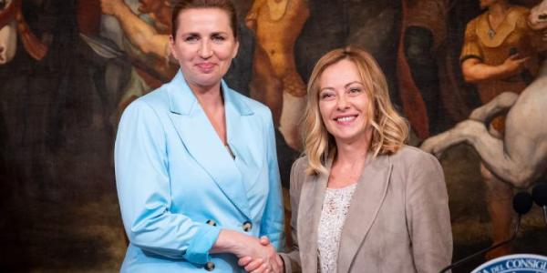 Giorgia Meloni (derecha), y Dinamarca, Mette Frederiksen, 