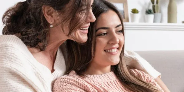 Dos chicas, madre e hija