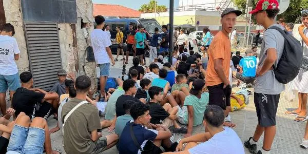itud de menores no acompañados esperan para su filiación frente a la Jefatura Superior de la Policía Nacional en Ceuta