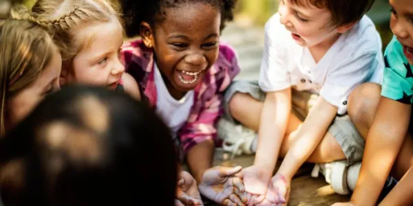 Niños jugando al aire libre