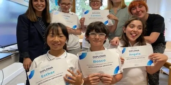 El equipo de Fundación hiberus y del Colegio Querer con niños del curso de formación sobre IA