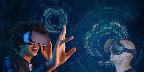 Personas accediendo al metaverso a través de gafas de realidad virtual