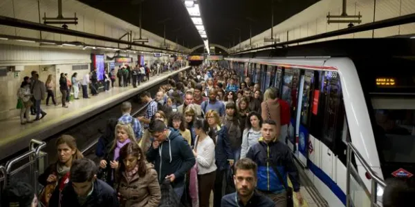 Anden de metro de Madrid con público. 