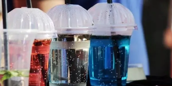 Vasos de bebidas refrescantes